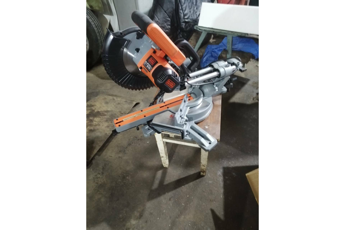 Торцовочная пила c протяжкой Black&Decker BES700