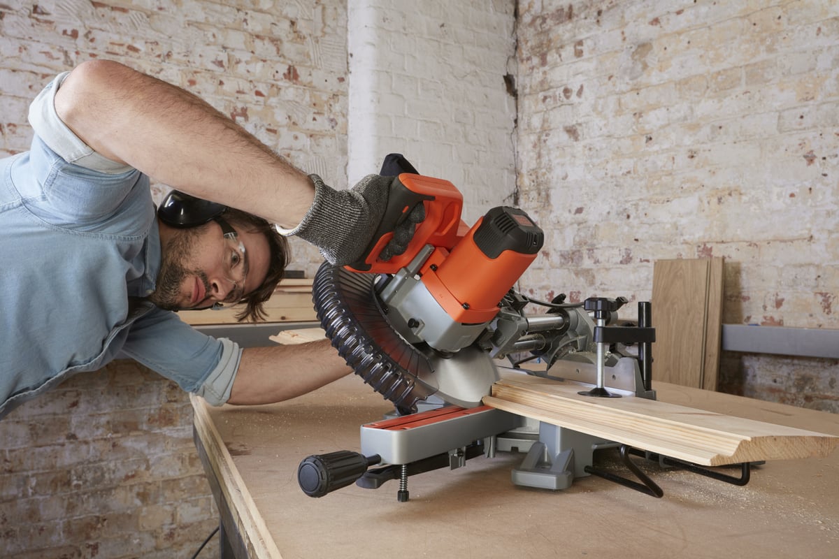 Торцовочная пила c протяжкой Black&Decker BES700