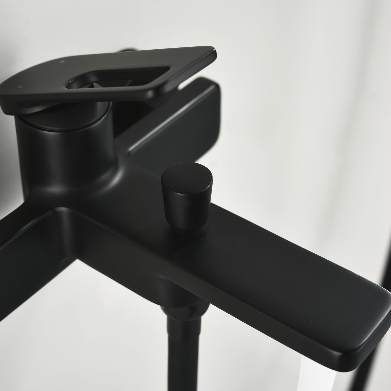 Смеситель для ванны Black&White Gravity GL-9101-MB черный матовый Смеситель для ванны Black&White Gravity GL-9101-MB черный матовый