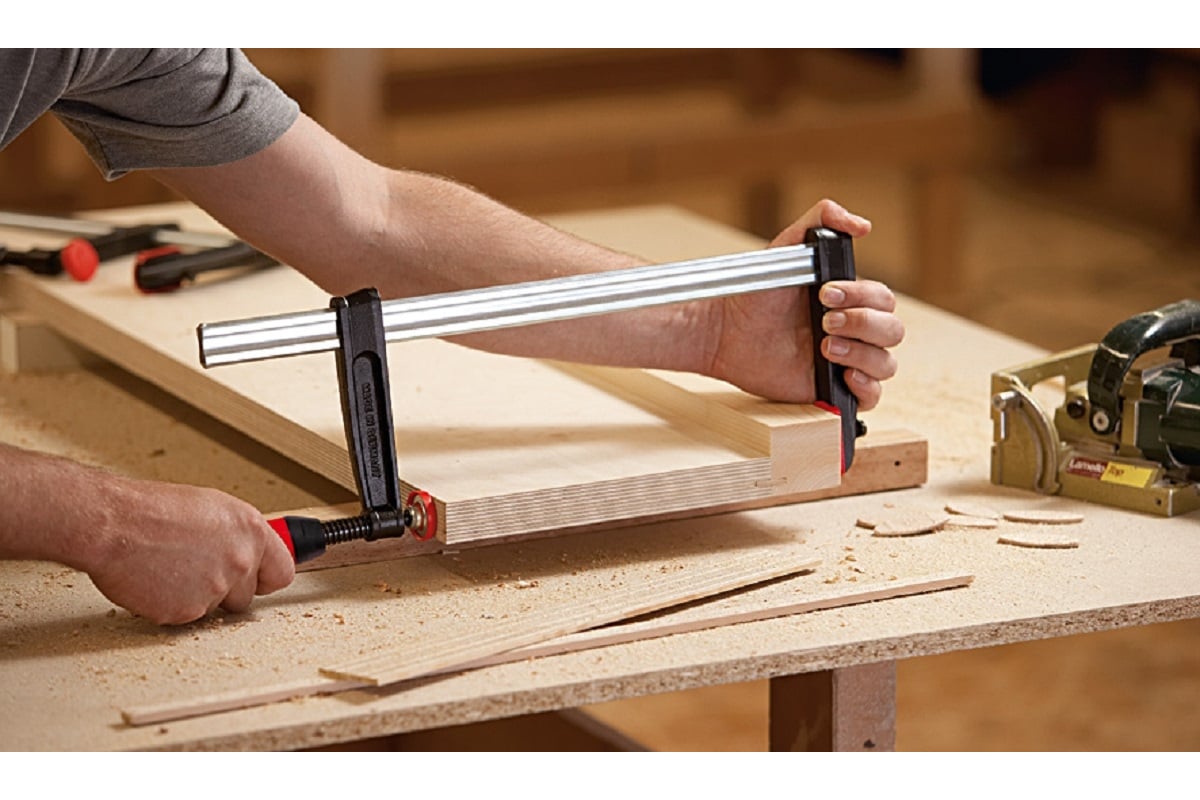 Струбцина BESSEY из ковкого чугуна 1000/140, усилие 5.5 кН, с деревянной рукояткой BE-TP100S14BE