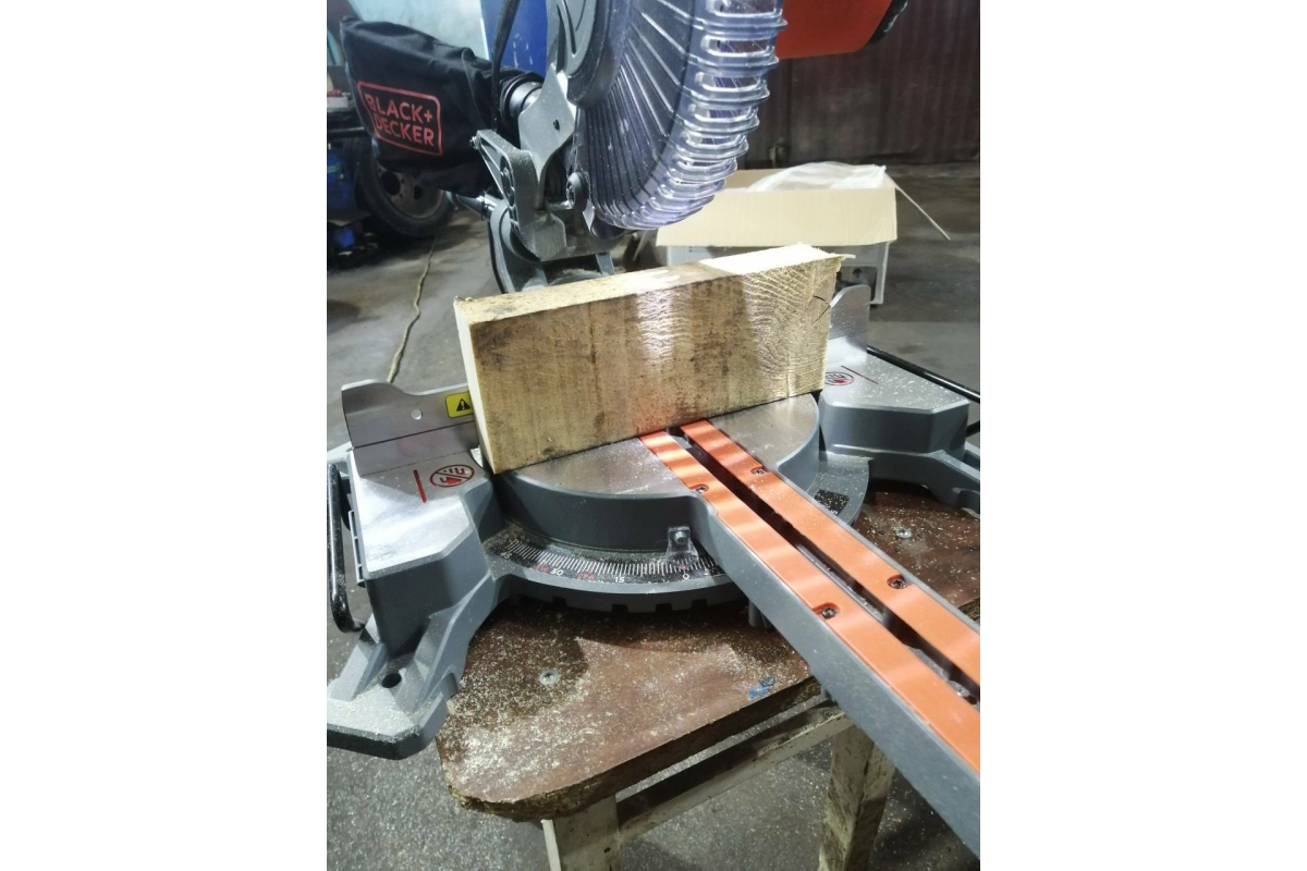 Торцовочная пила c протяжкой Black&Decker BES700