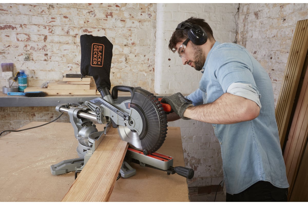 Торцовочная пила c протяжкой Black&Decker BES700