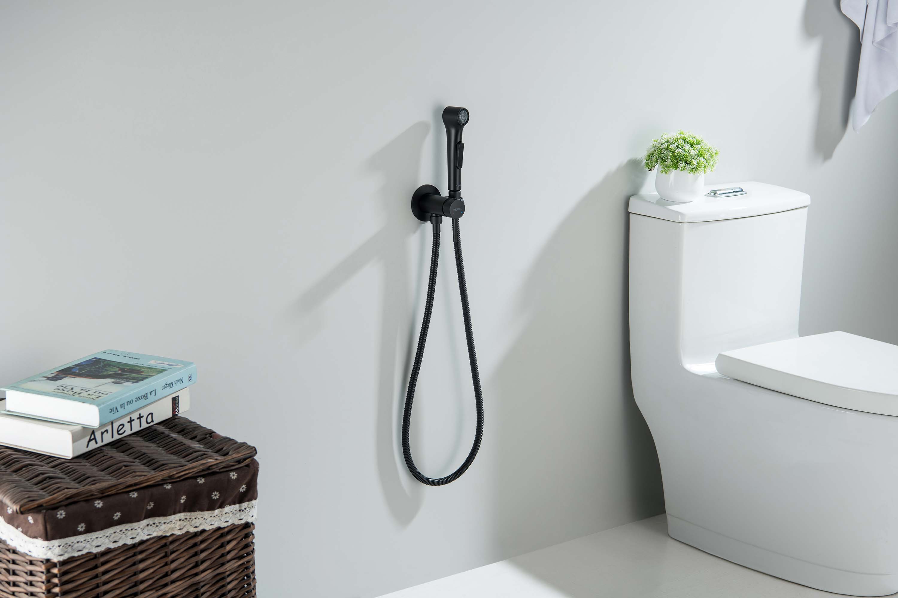 Смеситель Aquatek Европа AQ1020MB с гигиеническим душем, черный матовый Смеситель Aquatek Европа AQ1020MB с гигиеническим душем, черный матовый