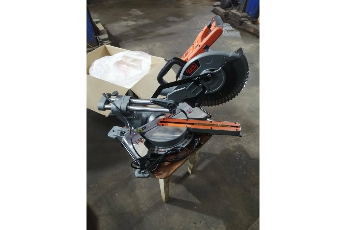 Торцовочная пила c протяжкой Black&Decker BES700