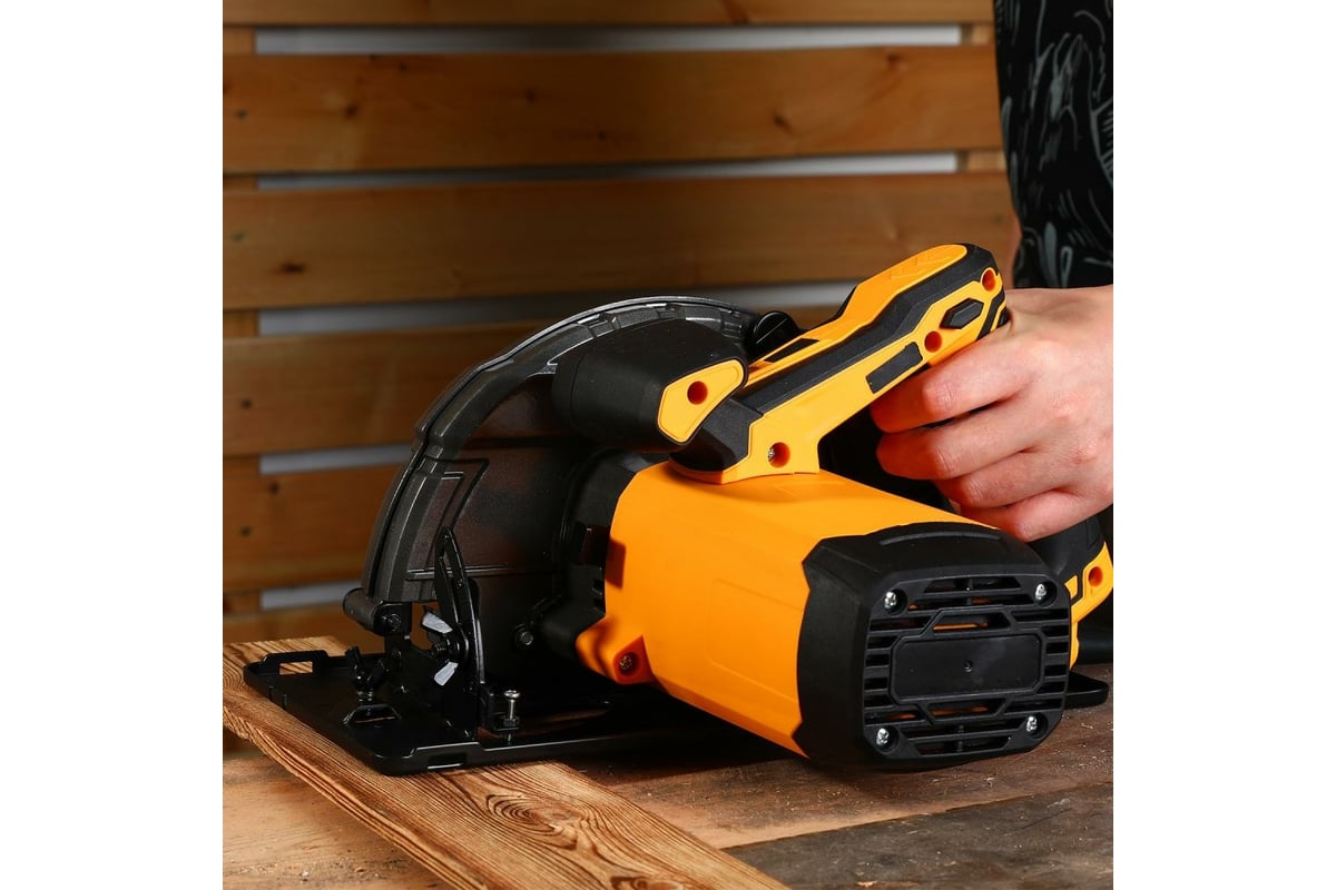 Дисковая (циркулярная) пила Deko DKCS2400-210 2400 Вт, диск 210 мм 063-4319