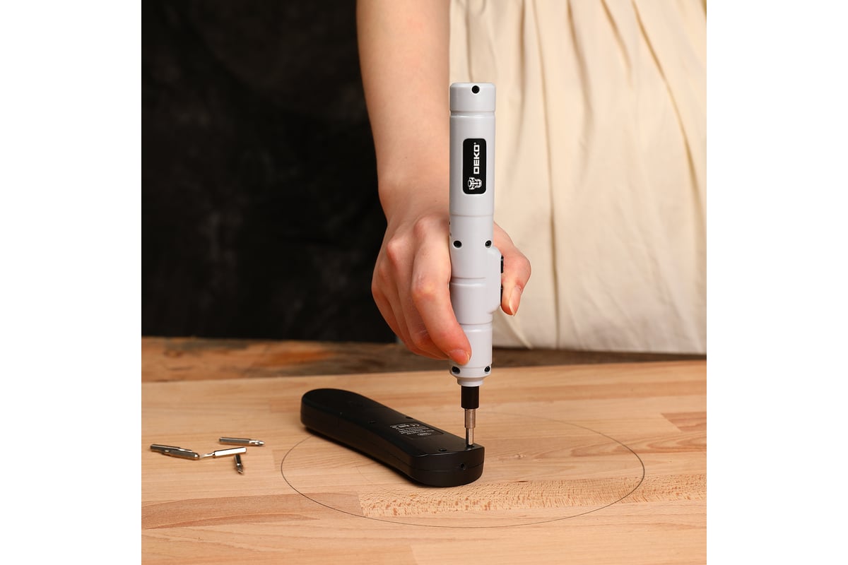 Аккумуляторная отвертка Deko DKS4-Li + набор бит 10 шт 065-0662