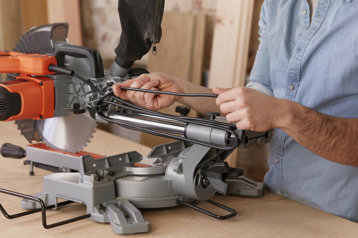 Торцовочная пила с протяжкой Black&Decker BDKITBES7002D-RK
