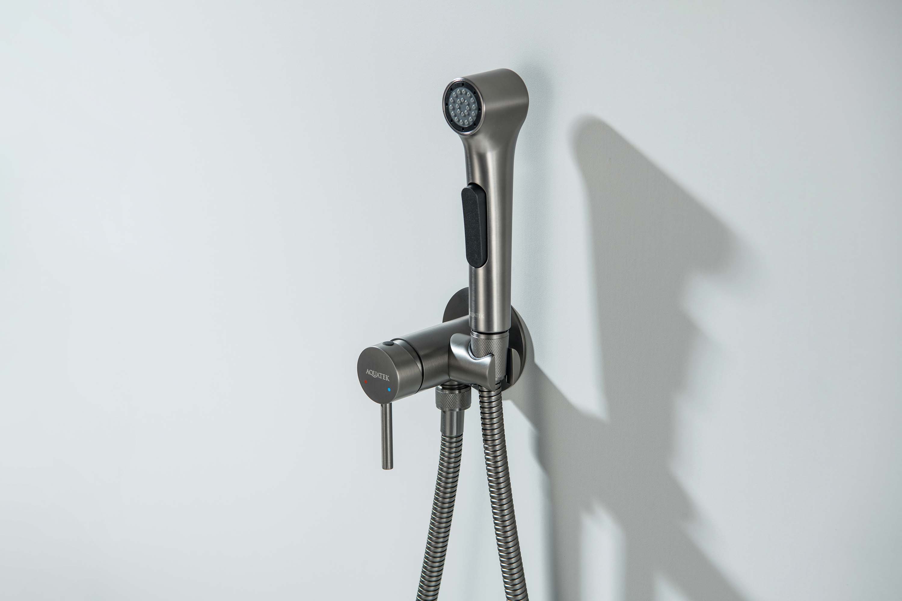 Смеситель Aquatek Европа AQ1020BGM с гигиеническим душем, оружейная сталь Смеситель Aquatek Европа AQ1020BGM с гигиеническим душем, оружейная сталь