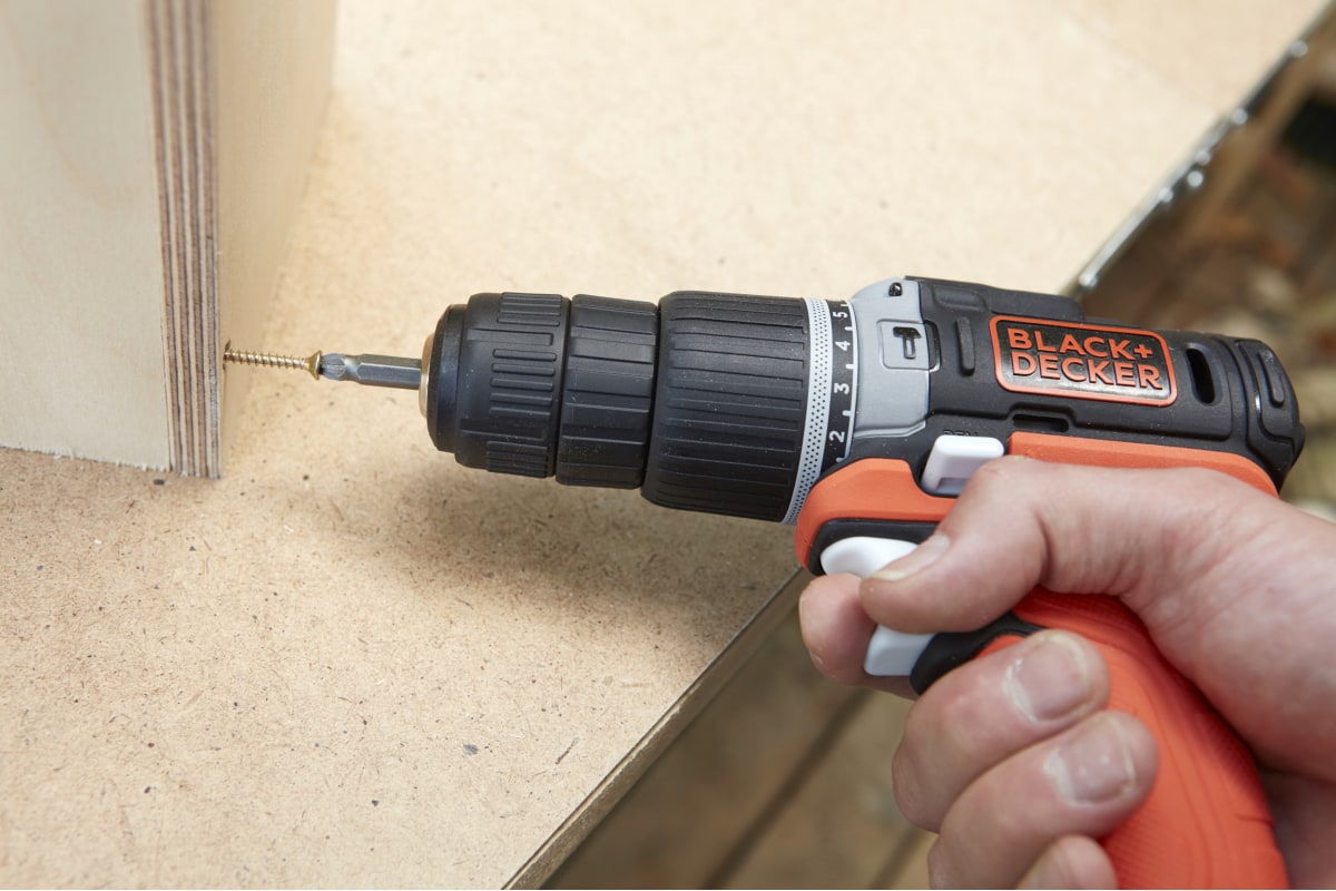 Ударная дрель-шуруповерт Black&Decker GoPak 12В USB BDCHD12S1