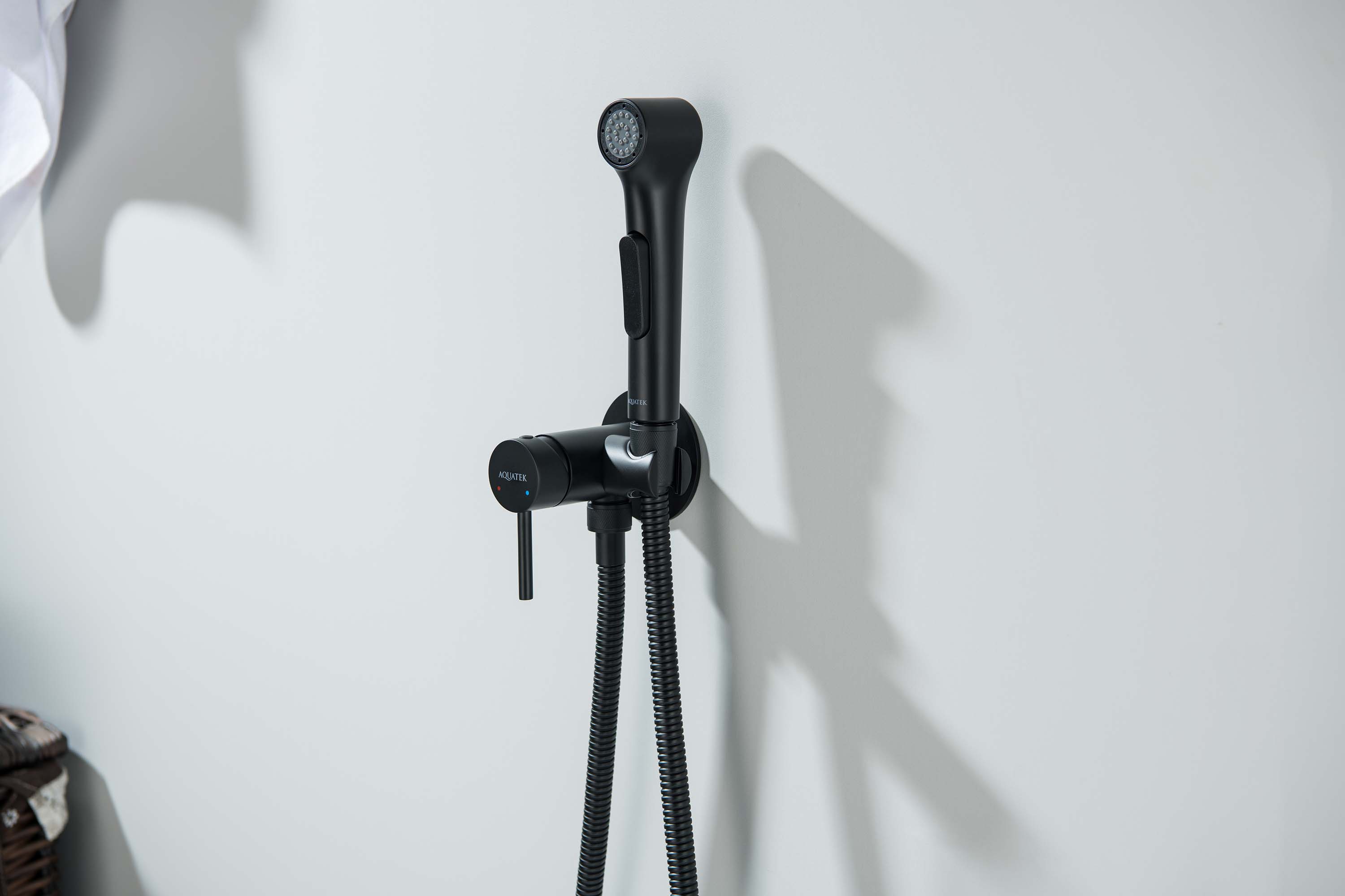 Смеситель Aquatek Европа AQ1020MB с гигиеническим душем, черный матовый Смеситель Aquatek Европа AQ1020MB с гигиеническим душем, черный матовый