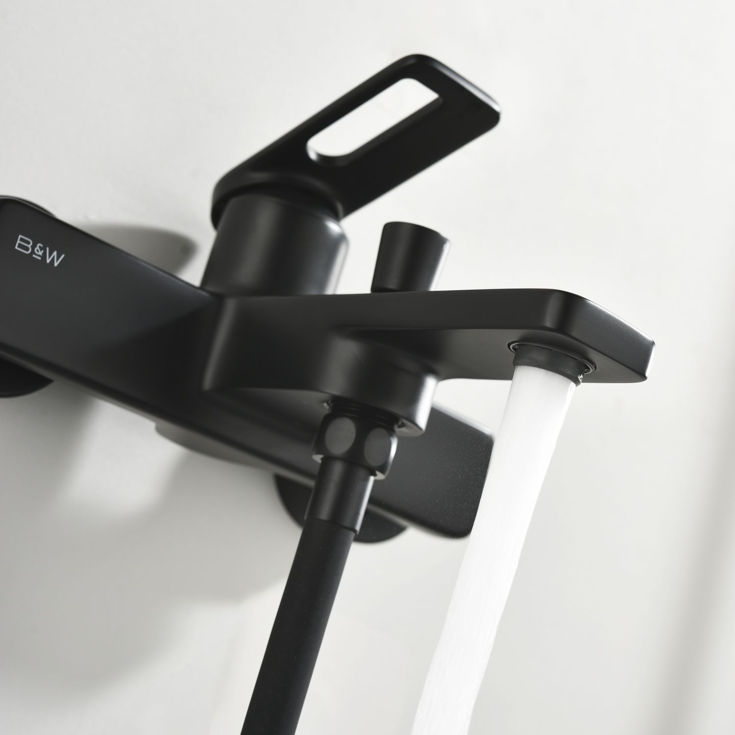 Смеситель для ванны Black&White Gravity GL-9101-MB черный матовый Смеситель для ванны Black&White Gravity GL-9101-MB черный матовый