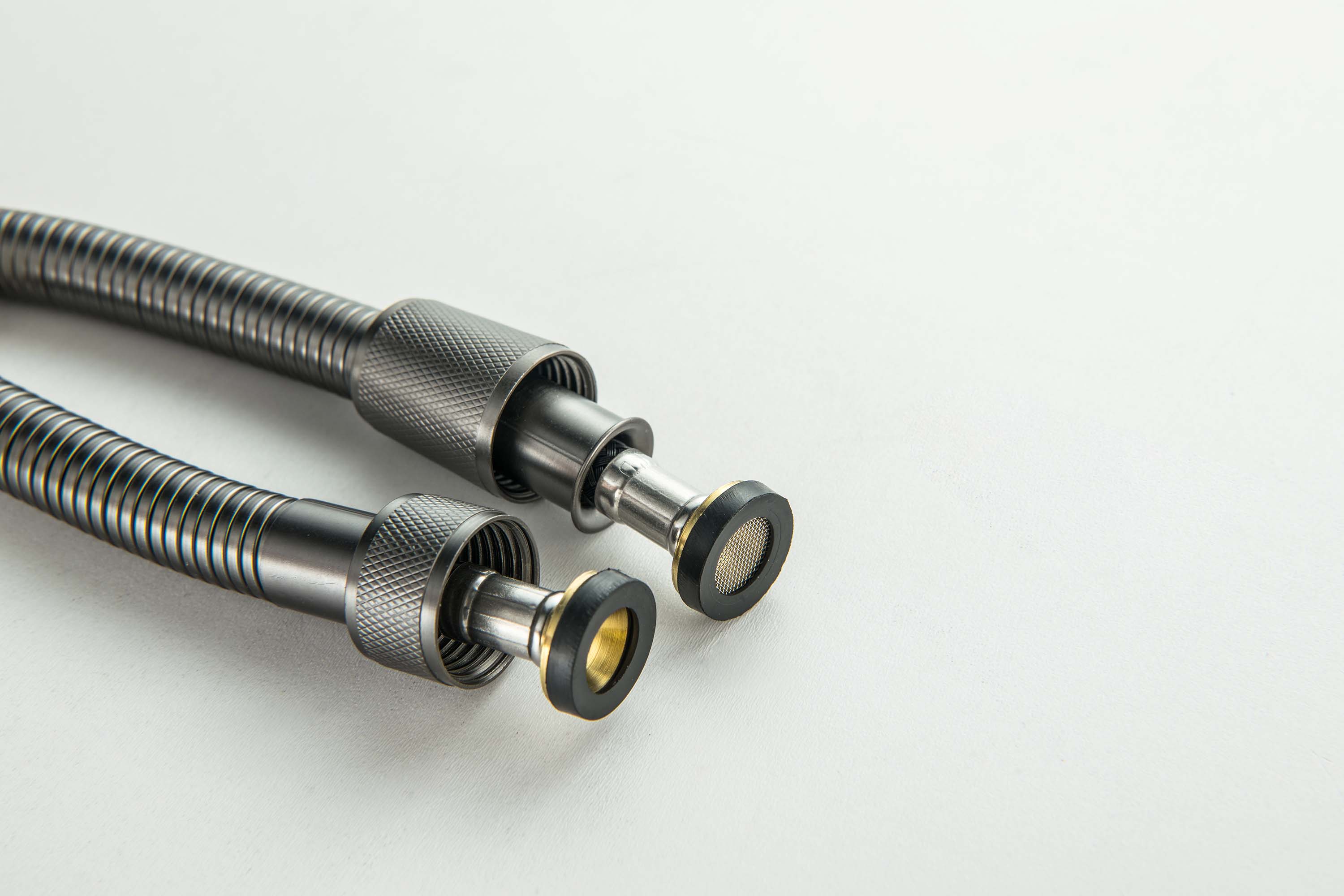 Смеситель Aquatek Европа AQ1021BGM с гигиеническим душем, оружейная сталь Смеситель Aquatek Европа AQ1021BGM с гигиеническим душем, оружейная сталь