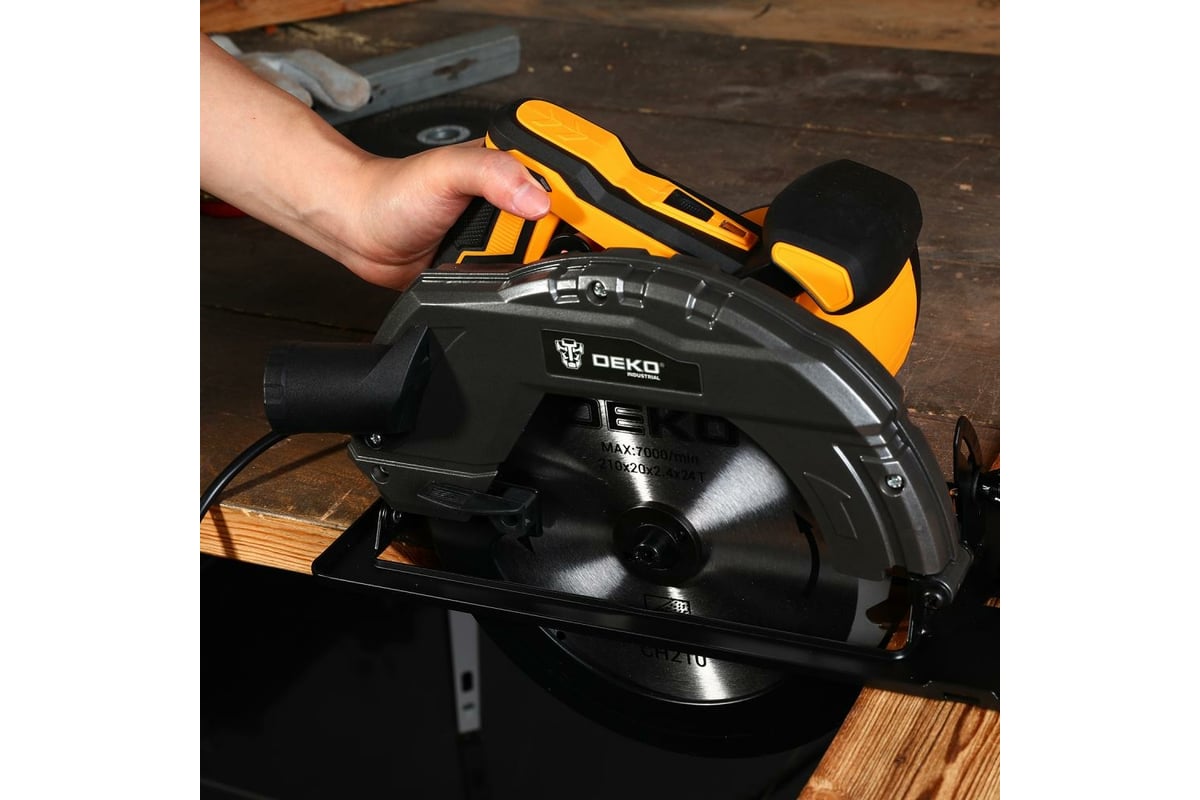 Дисковая (циркулярная) пила Deko DKCS2400-210 2400 Вт, диск 210 мм 063-4319