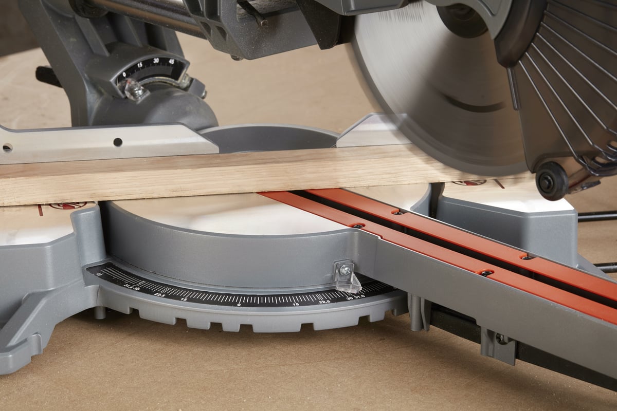 Торцовочная пила c протяжкой Black&Decker BES700