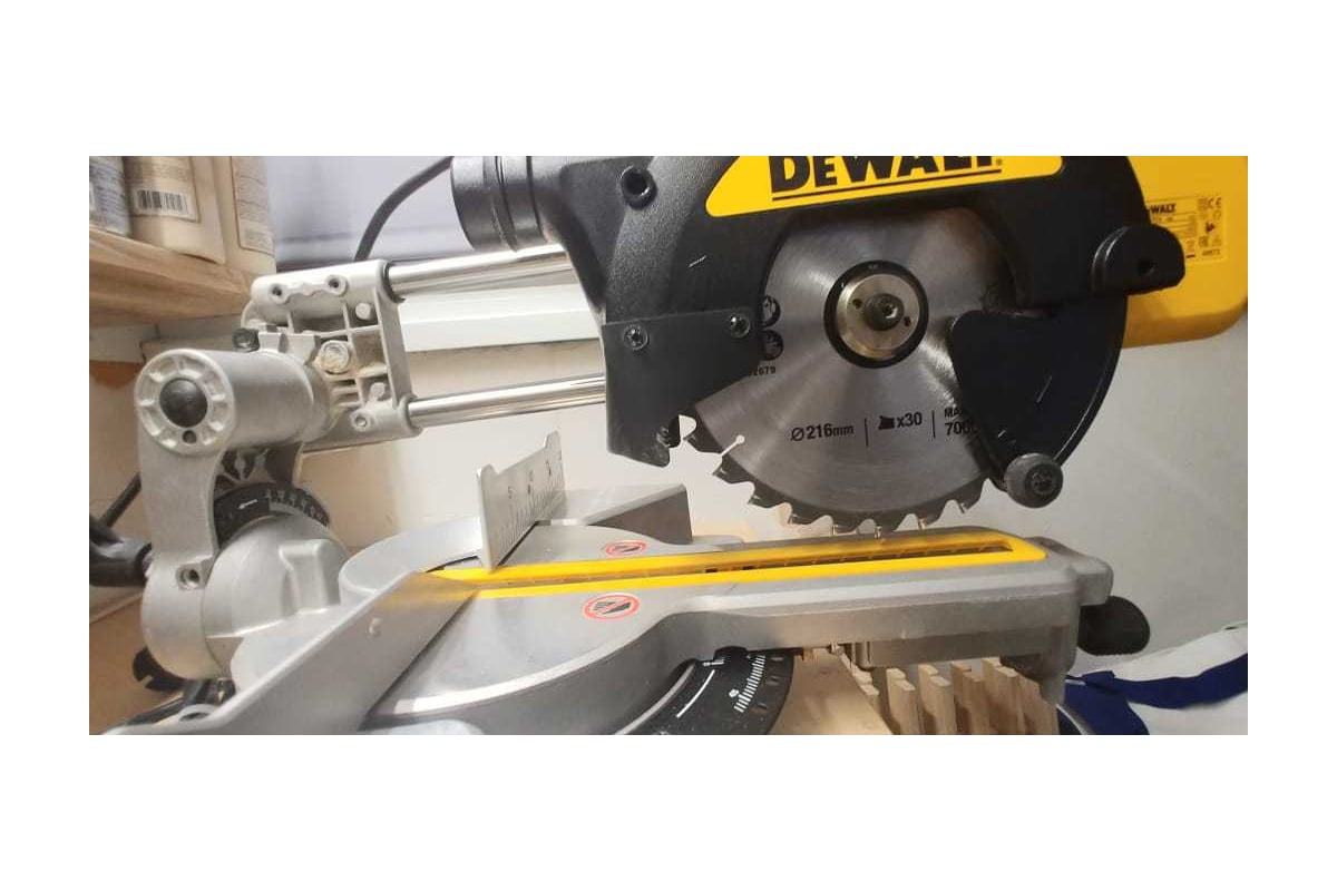 Торцовочная пила DeWalt DWS774