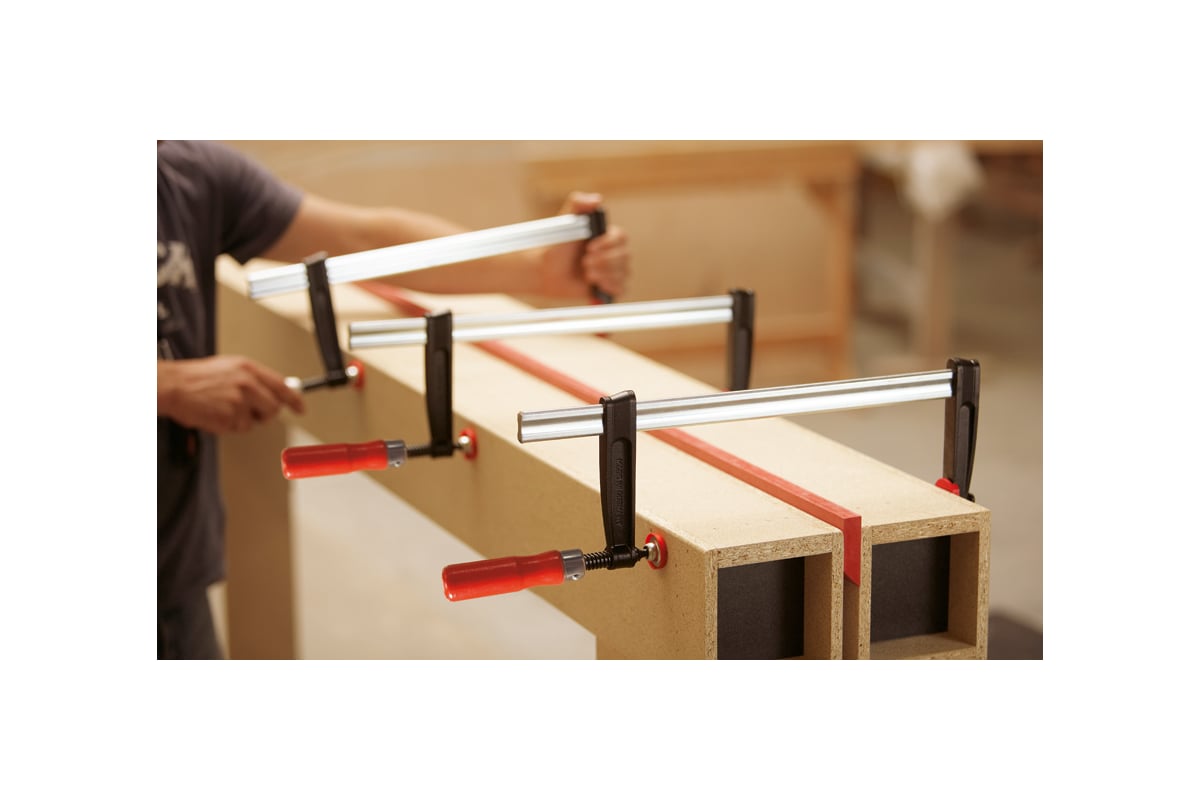 Струбцина BESSEY из ковкого чугуна 150/50, усилие 5.5 кН, с деревянной рукояткой BE-TPN15B5BE