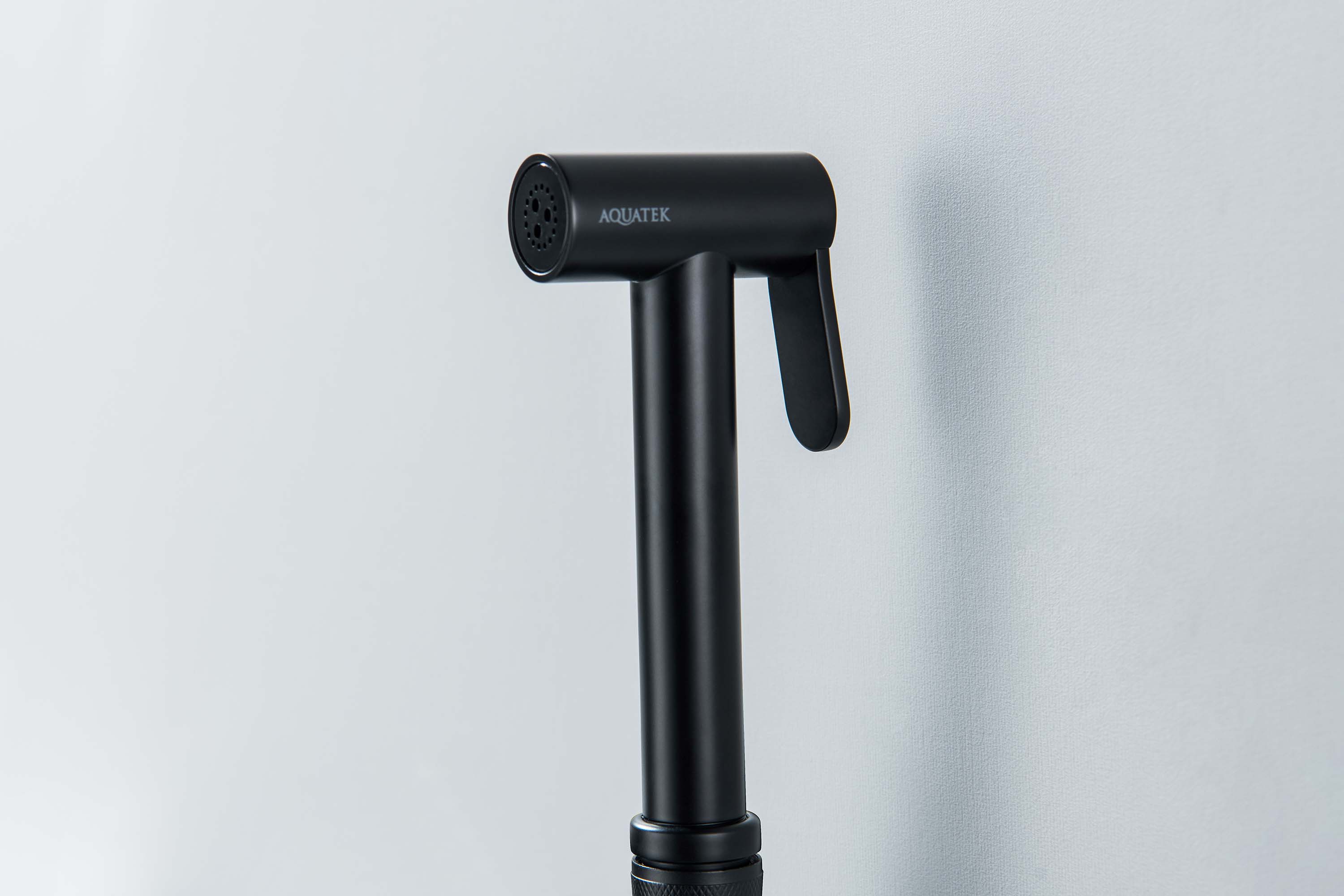 Смеситель Aquatek Европа AQ1021MB с гигиеническим душем, черный матовый Смеситель Aquatek Европа AQ1021MB с гигиеническим душем, черный матовый