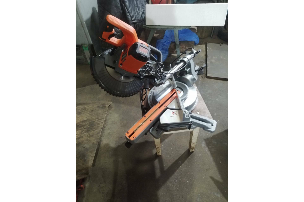 Торцовочная пила c протяжкой Black&Decker BES700