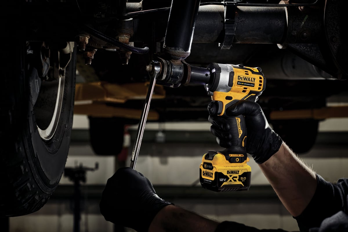 Бесщёточный импульсный гайковерт DeWalt 12 В XR DCF901P1-QW