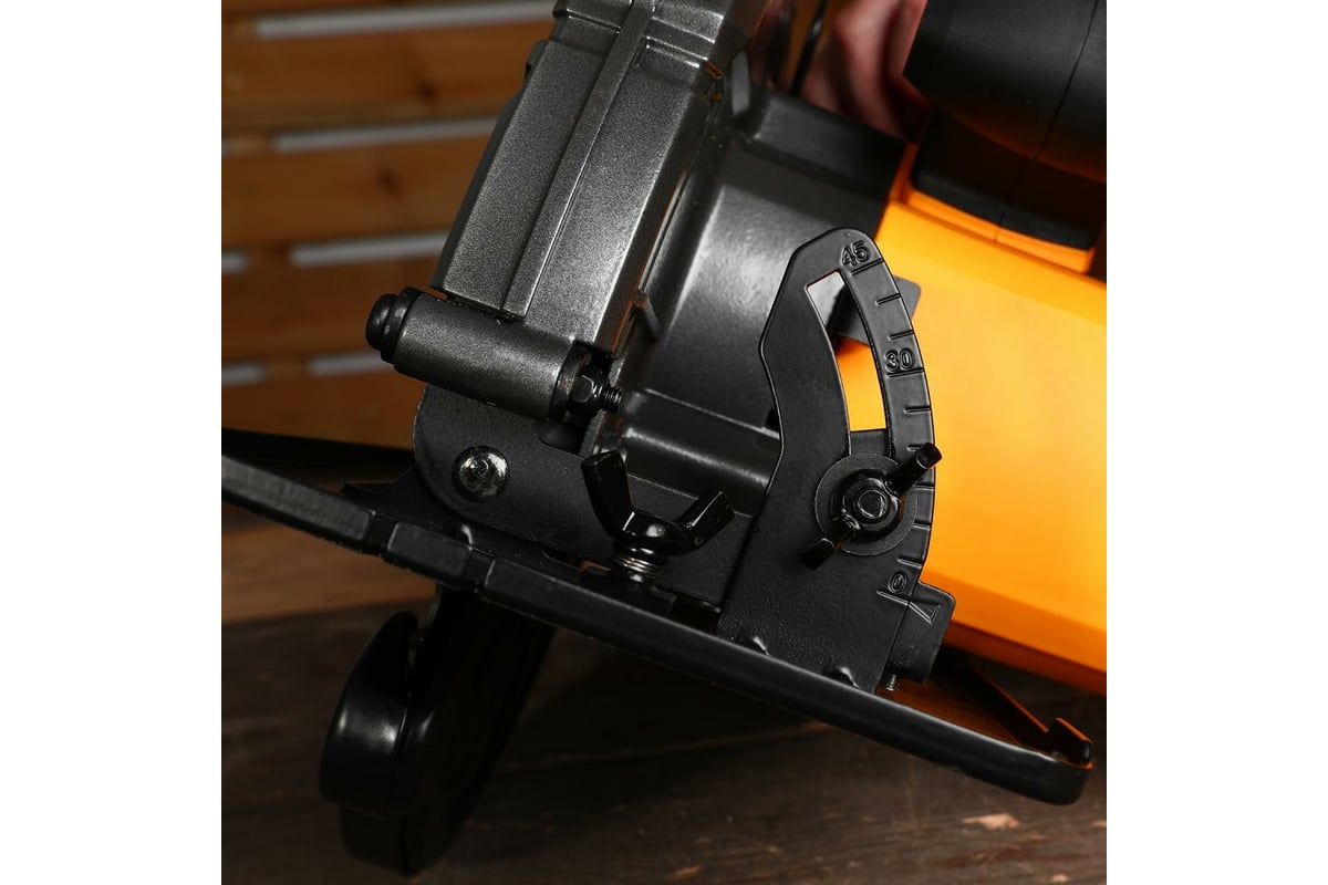 Дисковая (циркулярная) пила Deko DKCS2400-210 2400 Вт, диск 210 мм 063-4319