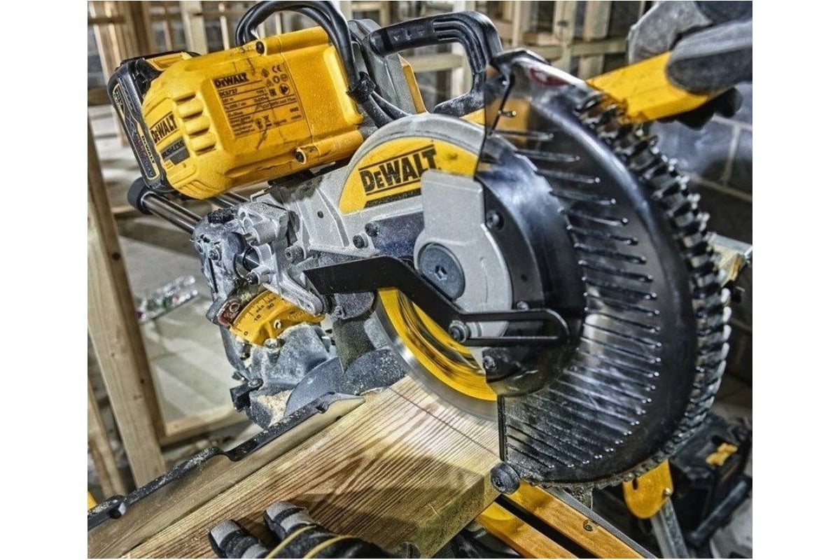 Бесщеточная торцовочная пила DeWalt 54 В XR FLEXVOLT DCS727N-XJ