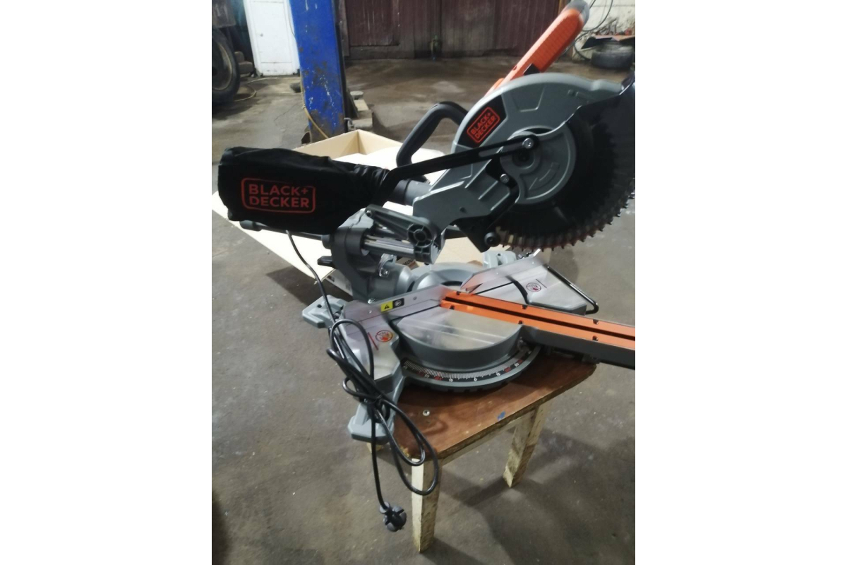 Торцовочная пила c протяжкой Black&Decker BES700