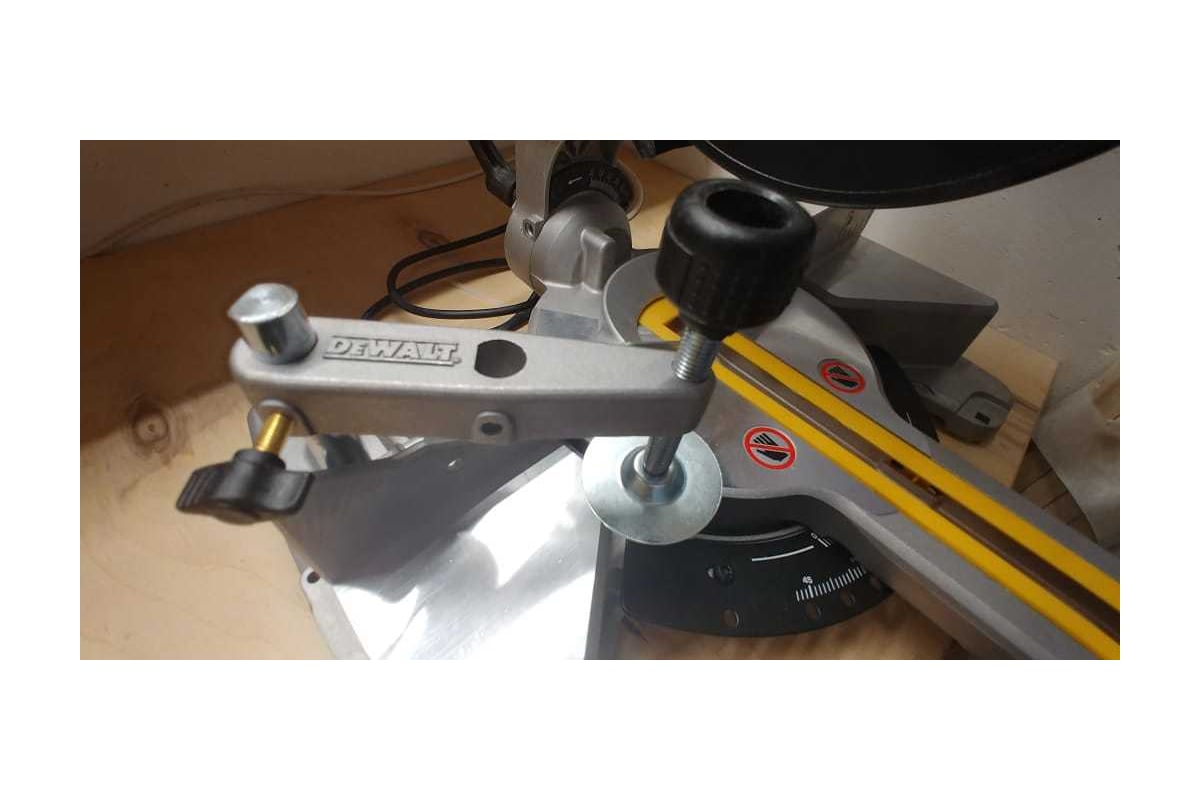 Торцовочная пила DeWalt DWS774
