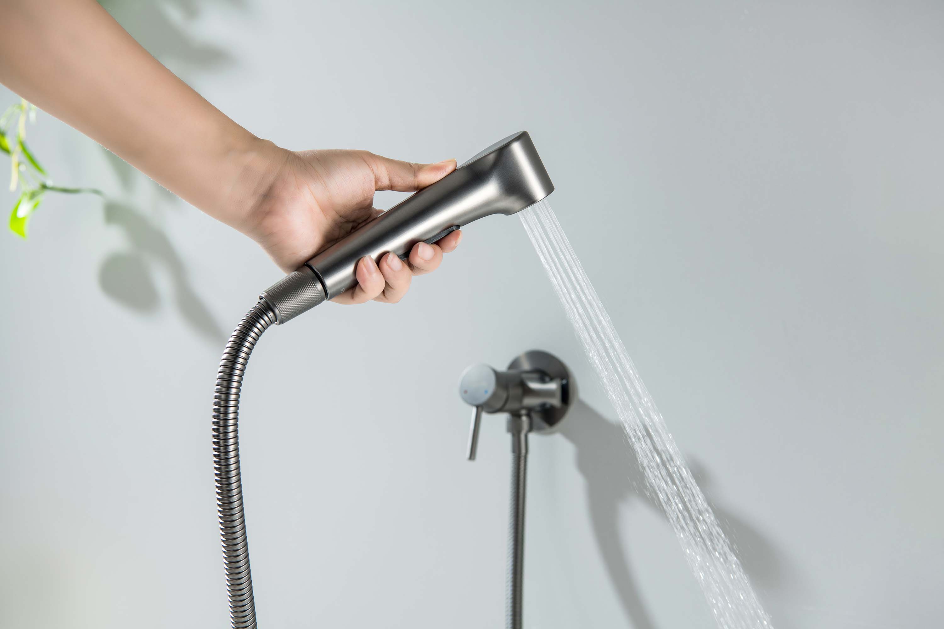 Смеситель Aquatek Европа AQ1020BGM с гигиеническим душем, оружейная сталь Смеситель Aquatek Европа AQ1020BGM с гигиеническим душем, оружейная сталь