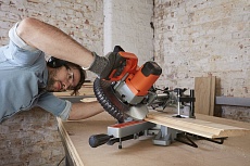 Торцовочная пила c протяжкой Black&Decker BES700
