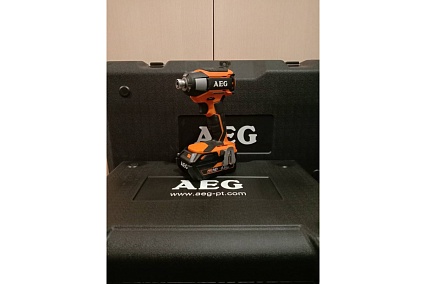 Бесщеточный импульсный винтоверт AEG BSS18CB3 LI-502C 4935459898
