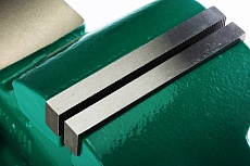 Слесарные тиски Sata 5&quot; 133 мм, с поворотным механизмом, вес 21 кг 70842