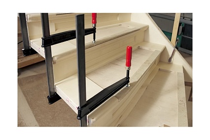 Струбцина BESSEY чугунная 400/300, глубокий зажим, 7 кН, деревянная ручка BE-TGN40T30