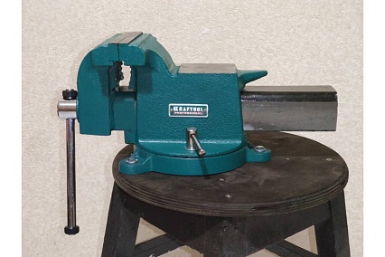 Стальные слесарные тиски Kraftool Steel 125 мм 32701-125