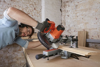 Торцовочная пила с протяжкой Black&Decker BDKITBES7002D-RK