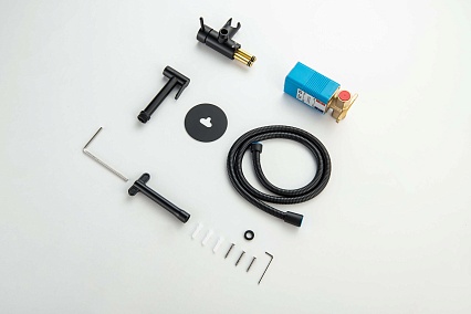 Смеситель Aquatek Европа AQ1021MB с гигиеническим душем, черный матовый Смеситель Aquatek Европа AQ1021MB с гигиеническим душем, черный матовый