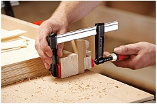 Струбцина из ковкого чугуна BESSEY 120/60, усилие 5.5 кН, с деревянной рукояткой, BE-TPN12BE