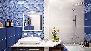 Классический тандем синего и белого цвета для вашей ванной
