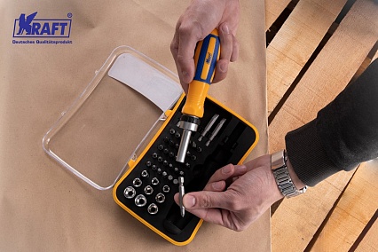 Реверсивная отвертка с битами и головками 45 предмета Kraft KT 700407