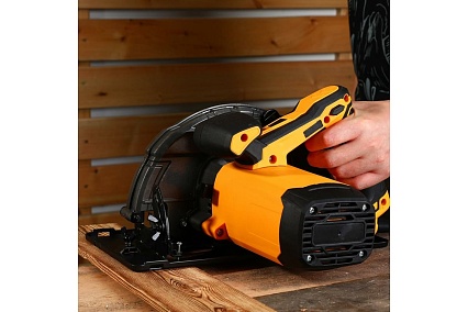 Дисковая (циркулярная) пила Deko DKCS2400-210 2400 Вт, диск 210 мм 063-4319