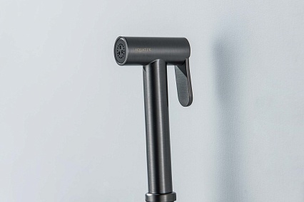 Смеситель Aquatek Европа AQ1021BGM с гигиеническим душем, оружейная сталь Смеситель Aquatek Европа AQ1021BGM с гигиеническим душем, оружейная сталь