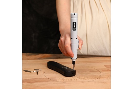 Аккумуляторная отвертка Deko DKS4-Li + набор бит 10 шт 065-0662