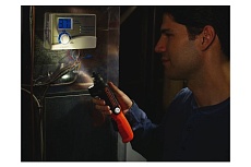 Аккумуляторная отвертка с фонарем Black&Decker BDCSFL20C-QW