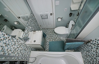 Использование маленькой мозаики для ванной комнаты
