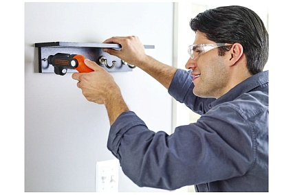 Аккумуляторная отвертка с фонарем Black&Decker BDCSFL20C-QW