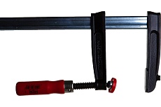 Струбцина BESSEY из ковкого чугуна 1500/120, усилие 5.5 кН, с деревянной рукояткой BE-TP150S12BE