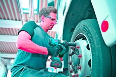 Аккумуляторный гайковерт Bosch GDS 18V-1050 H 06019J8522