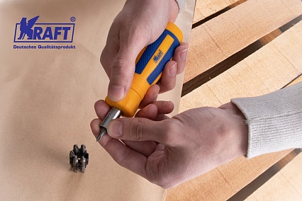 Реверсивная отвертка с битами 12 предметов Kraft KT 700406
