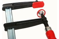 Струбцина BESSEY из ковкого чугуна 300/120, усилие 5.5 кН, с деревянной рукояткой BE-TPN30S12BE