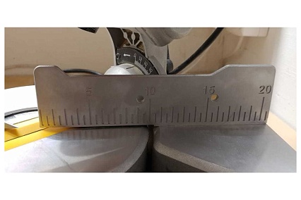 Торцовочная пила DeWalt DWS774