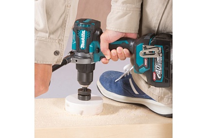 Аккумуляторная дрель-шуруповерт Makita XGT BL 40В DF001GZ